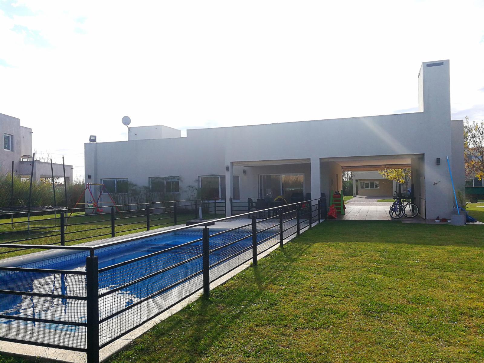 EXCELENTE CASA ESTILO MINIMALISTA EN VENTA EN COUNTRY CLUB TERRAVISTA GRAL RODRIGUEZ