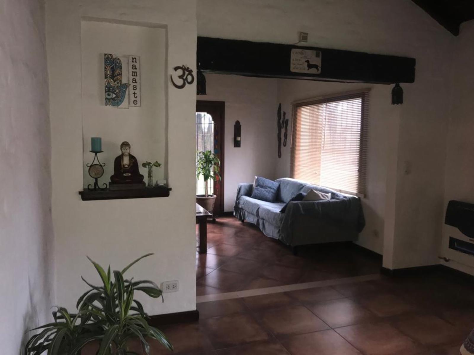 EXCELENTE CHALET COLONIAL - ITUZAINGO NORTE