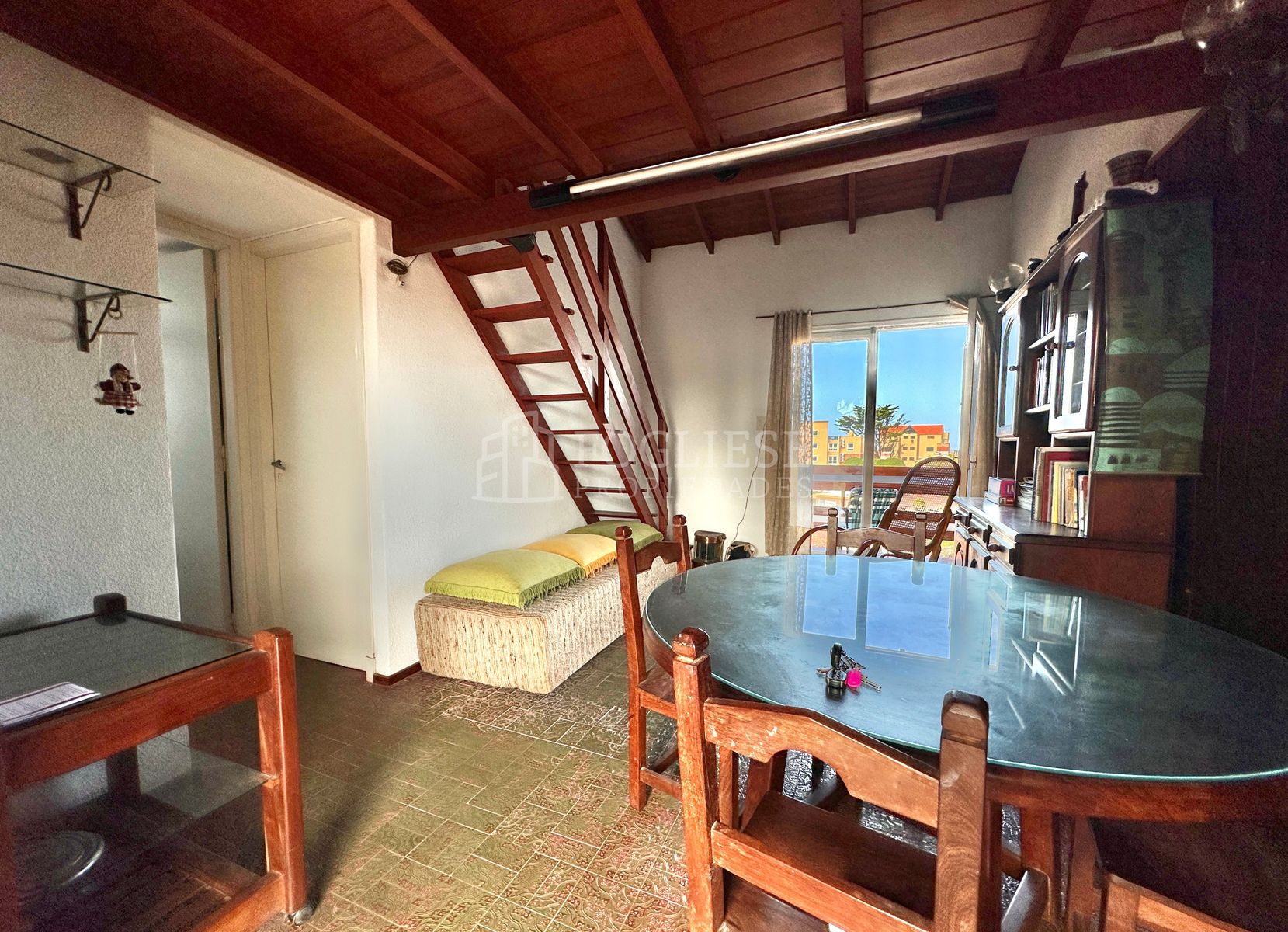Departamento de 3 ambientes con cochera