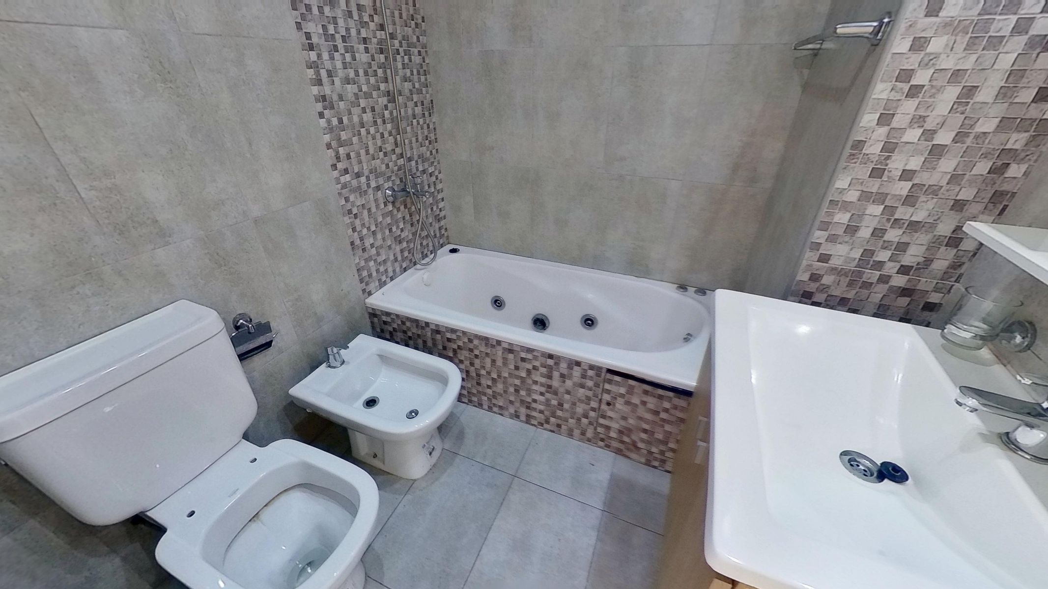 DEPARTAMENTO 3 AMBIENTES SEMI PISO C/BALCÓN Y LAVADERO - 14