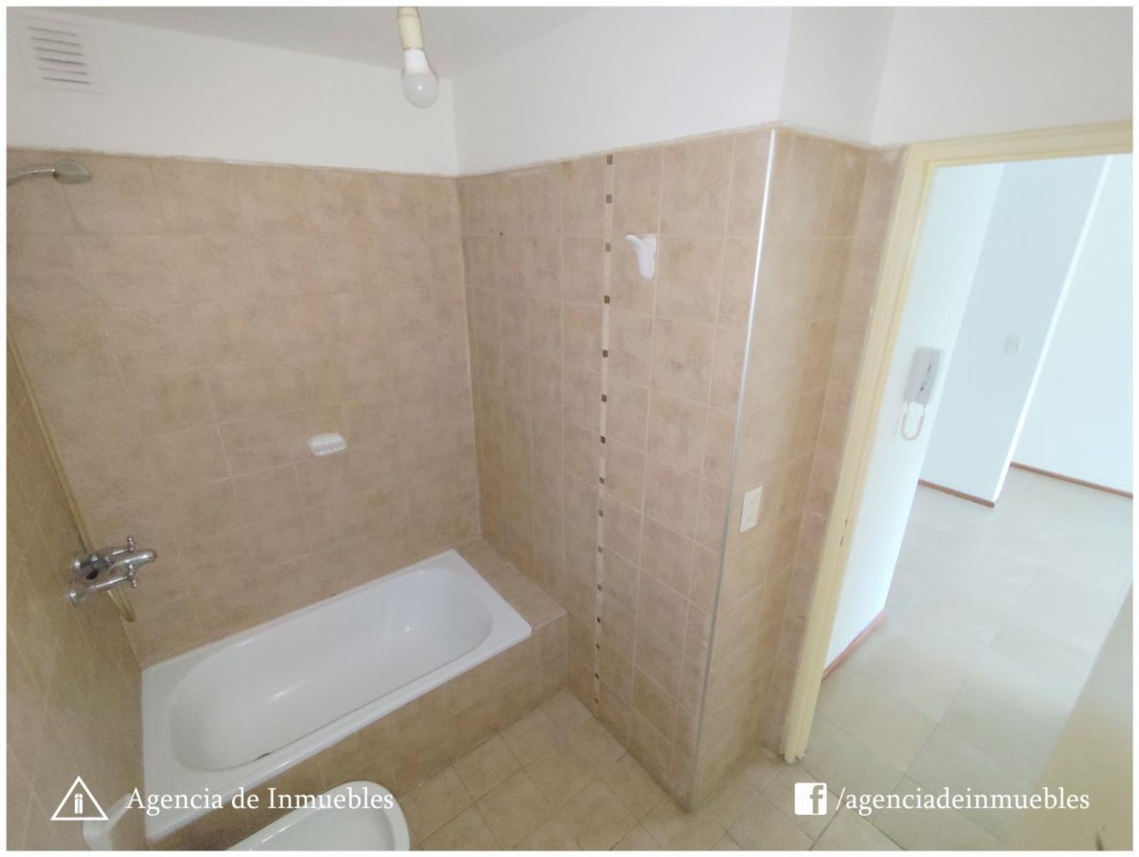 ALQUILA: Dpto 1 Dormitorio, Externo con Balcón / B° General Paz - 16