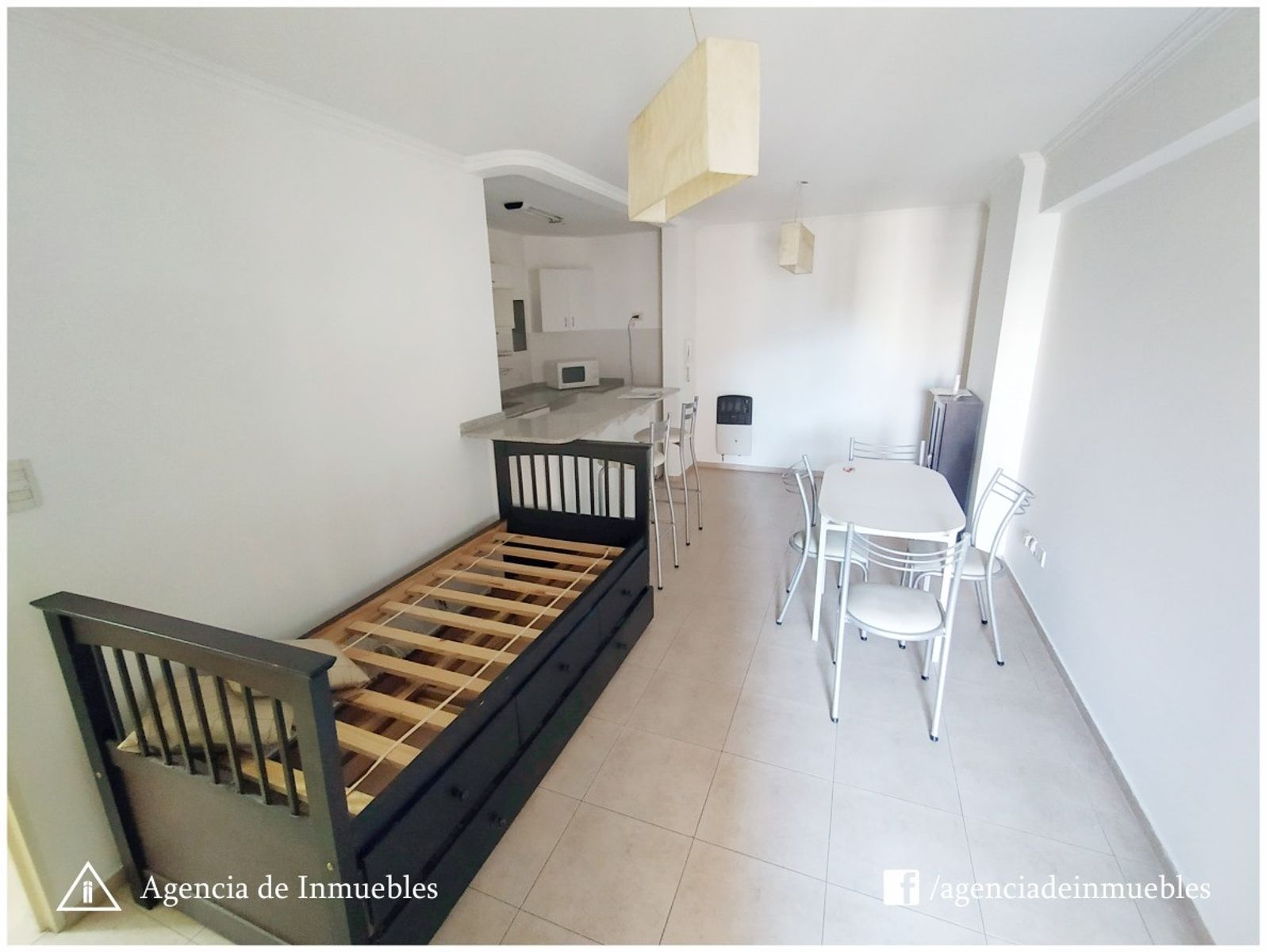 ALQUILA: Departamento 1 Dormitorio ubicado en calle Balcarce al 450 deBarrio Nueva Córdoba. El departamento cuenta con: Living-Comedor ampliocon calefactor Balcón Cocina Zonificada con alacenas y - 2