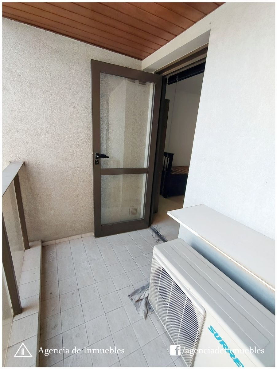 ALQUILA: Departamento 1 Dormitorio ubicado en calle Balcarce al 450 deBarrio Nueva Córdoba. El departamento cuenta con: Living-Comedor ampliocon calefactor Balcón Cocina Zonificada con alacenas y - 3