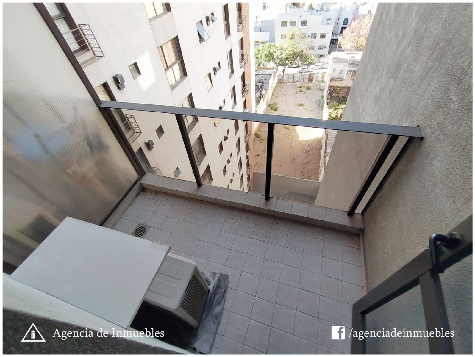 ALQUILA: Departamento 1 Dormitorio ubicado en calle Balcarce al 450 deBarrio Nueva Córdoba. El departamento cuenta con: Living-Comedor ampliocon calefactor Balcón Cocina Zonificada con alacenas y - 6