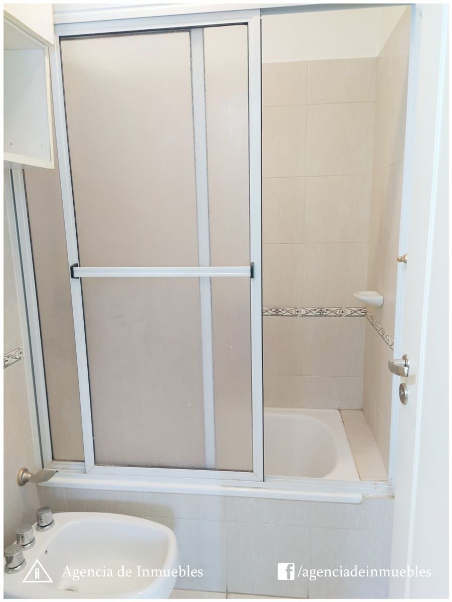 ALQUILA: Departamento 1 Dormitorio ubicado en calle Balcarce al 450 deBarrio Nueva Córdoba. El departamento cuenta con: Living-Comedor ampliocon calefactor Balcón Cocina Zonificada con alacenas y - 15