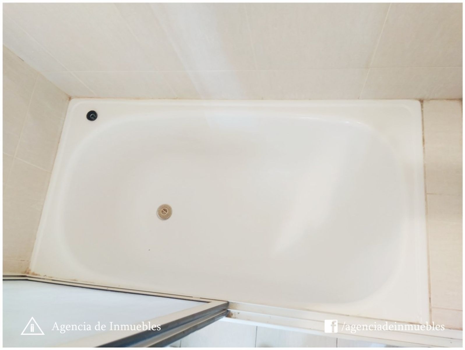 ALQUILA: Departamento 1 Dormitorio ubicado en calle Balcarce al 450 deBarrio Nueva Córdoba. El departamento cuenta con: Living-Comedor ampliocon calefactor Balcón Cocina Zonificada con alacenas y - 16