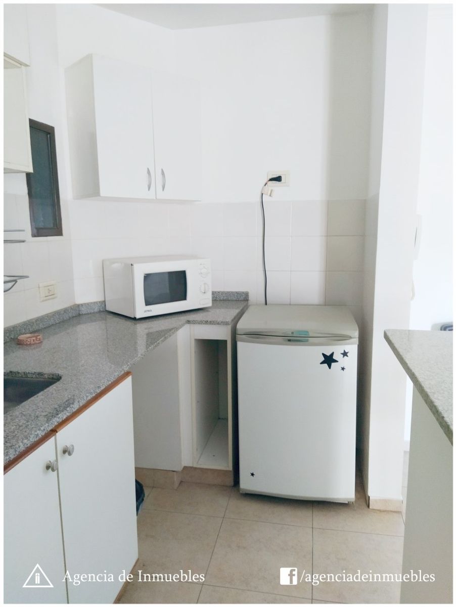 ALQUILA: Departamento 1 Dormitorio ubicado en calle Balcarce al 450 deBarrio Nueva Córdoba. El departamento cuenta con: Living-Comedor ampliocon calefactor Balcón Cocina Zonificada con alacenas y - 20