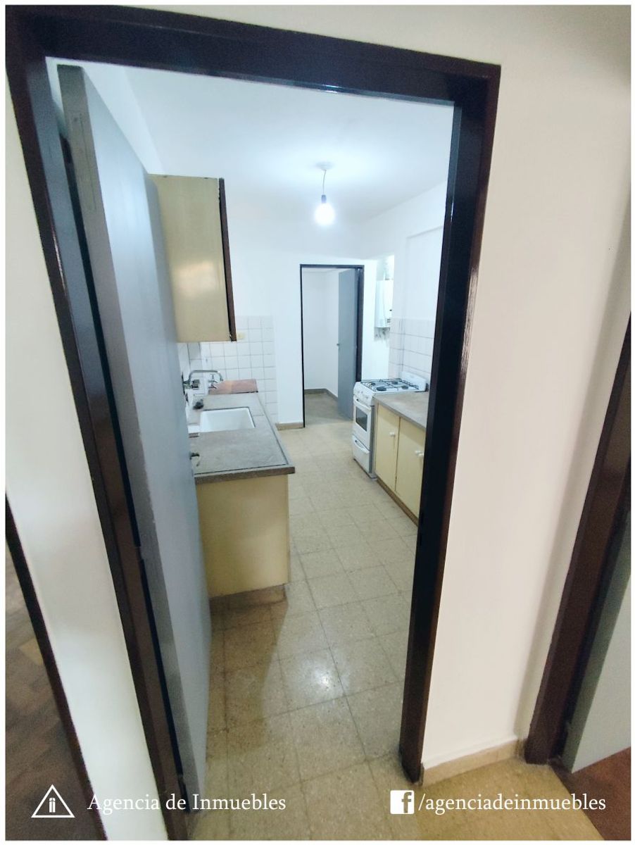 ALQUILA: Dpto Semipiso 2 Dormitorios + Hab. de Servicio / B° ALBERDI - 21