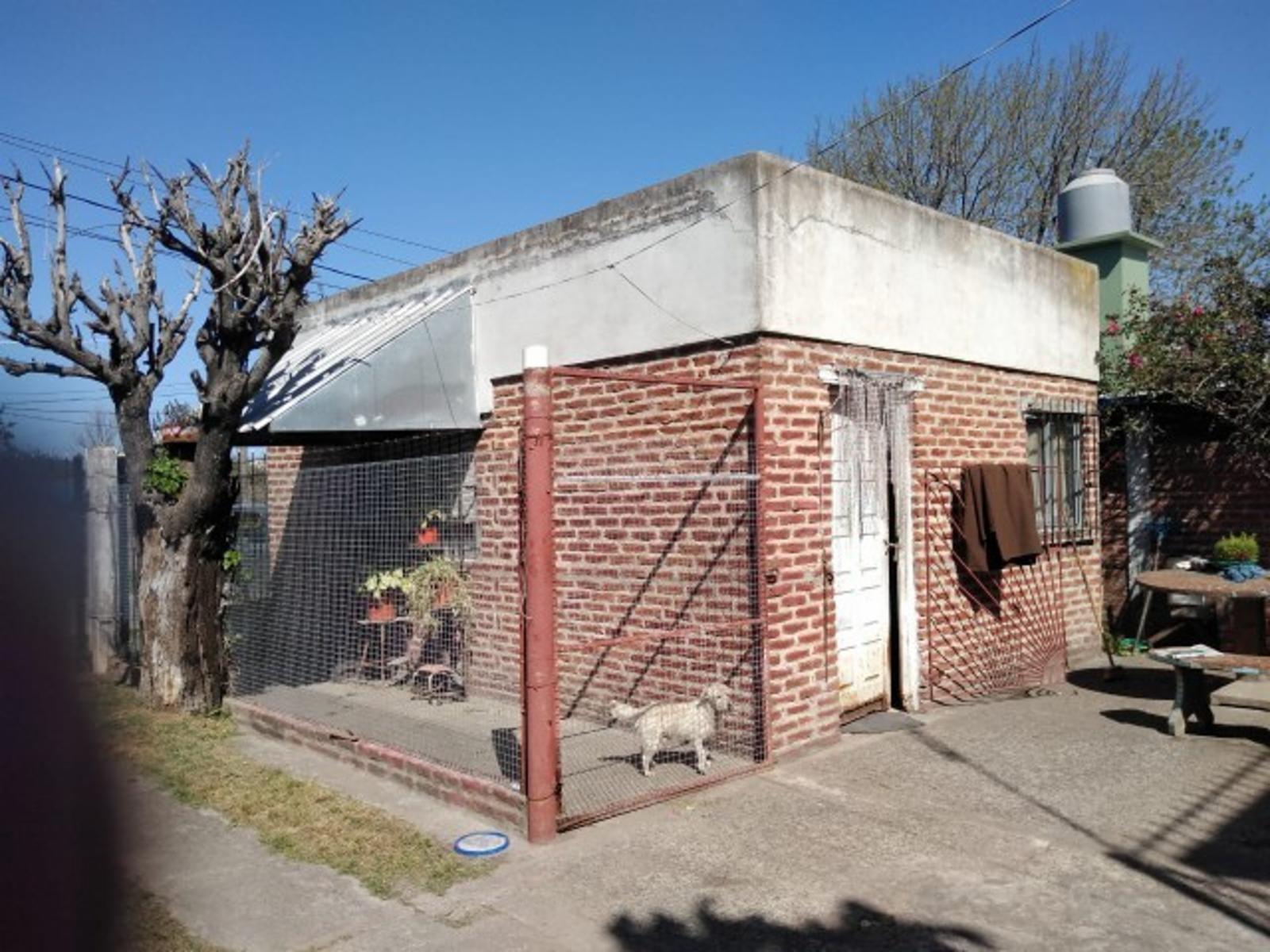 Retasado venta por viaje Casa con local barrio Monte Cudine — foto 3