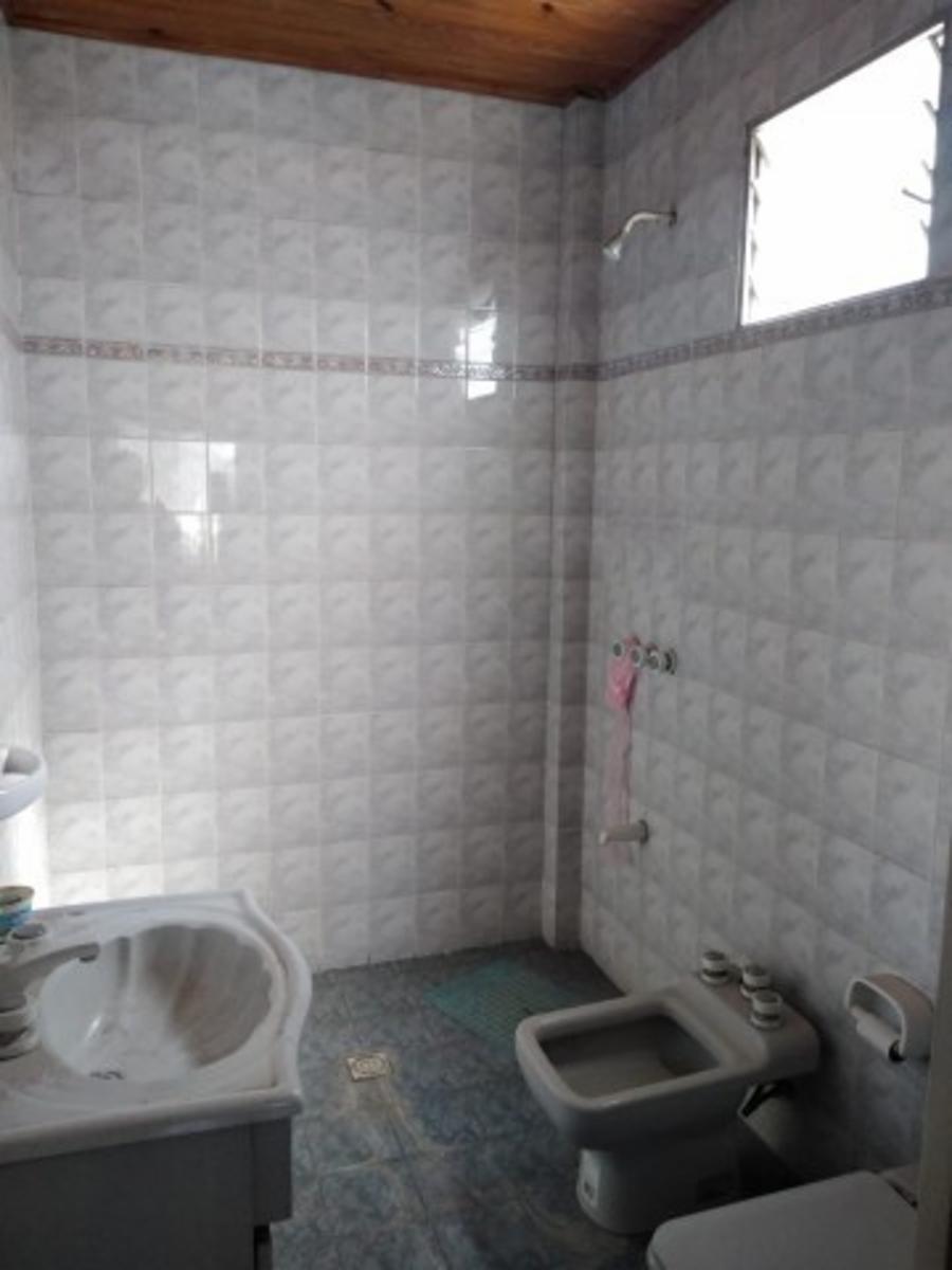 Retasado venta por viaje Casa con local barrio Monte Cudine — foto 8