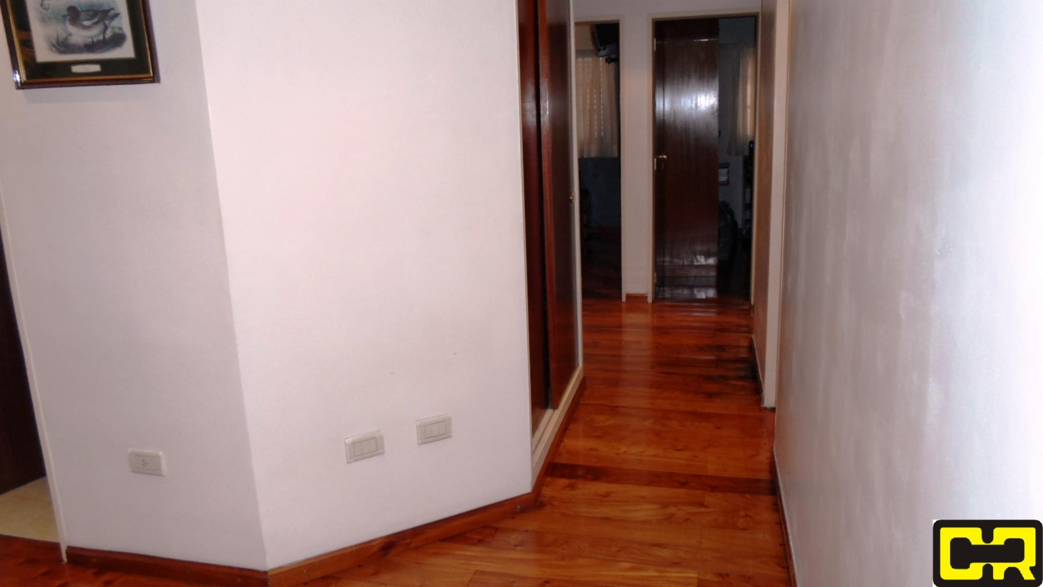 Magnifico piso de 5 ambientes con cochera cubierta y cuatro baños. — foto 11