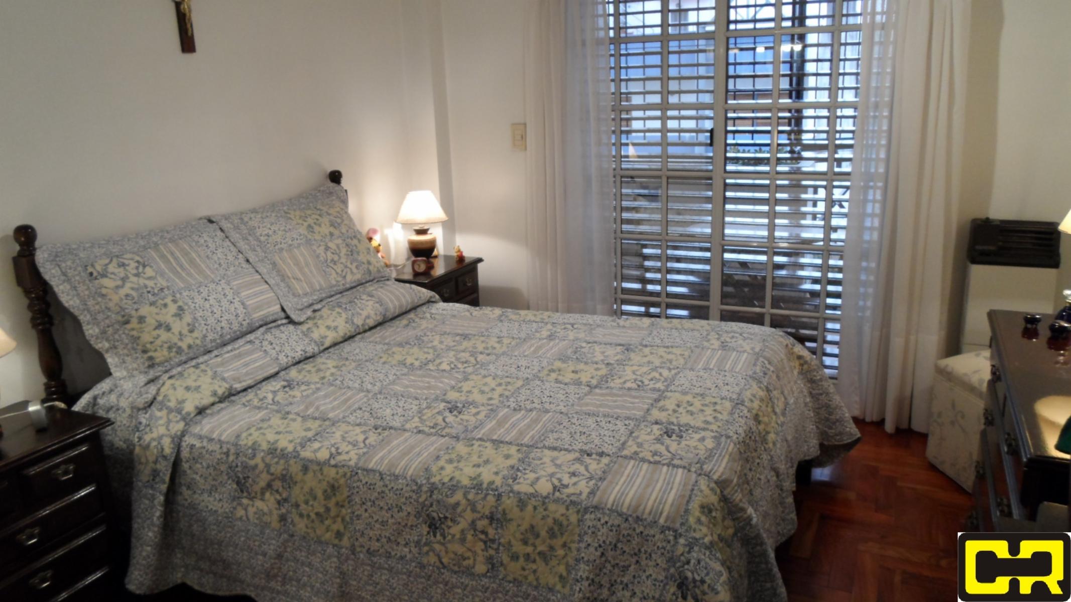 Magnifico piso de 5 ambientes con cochera cubierta y cuatro baños. — foto 13