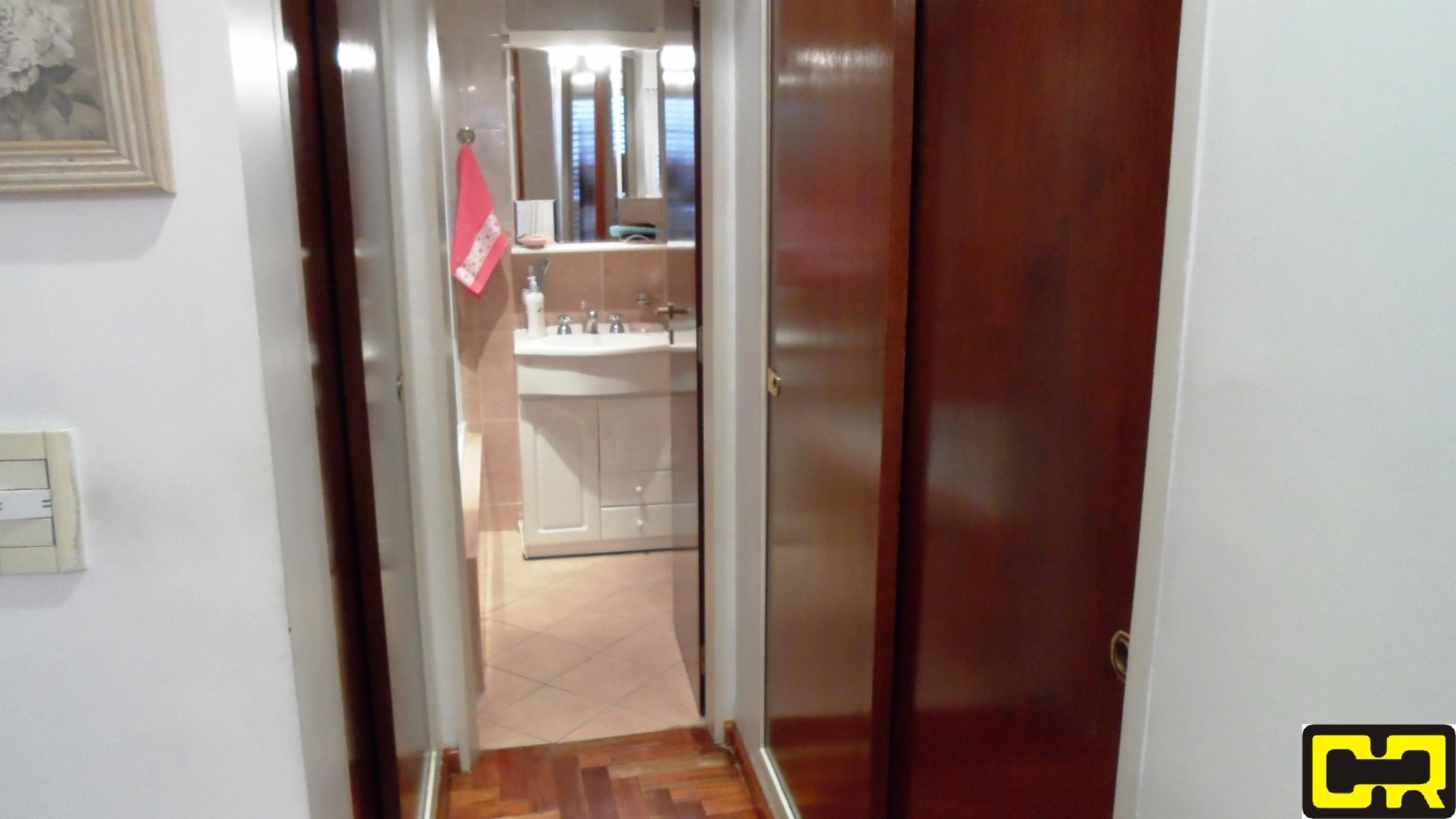 Magnifico piso de 5 ambientes con cochera cubierta y cuatro baños. — foto 14