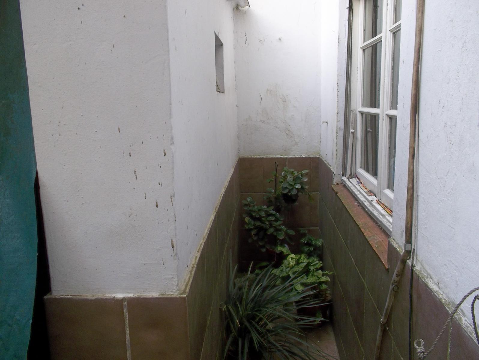 Excelente departamento de 3 ambientes con dos patios de uso propio y cocina comedor. — foto 12