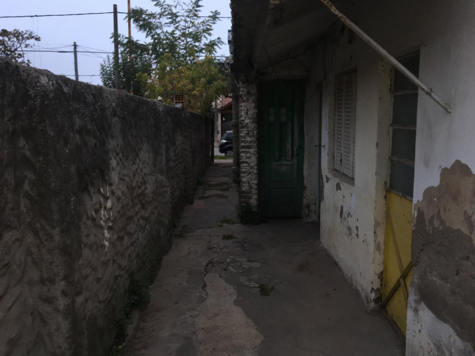 SE VENDE LOTE DE 10 X 50 CON GALPÓN Y CASA A RECICLAR - 6