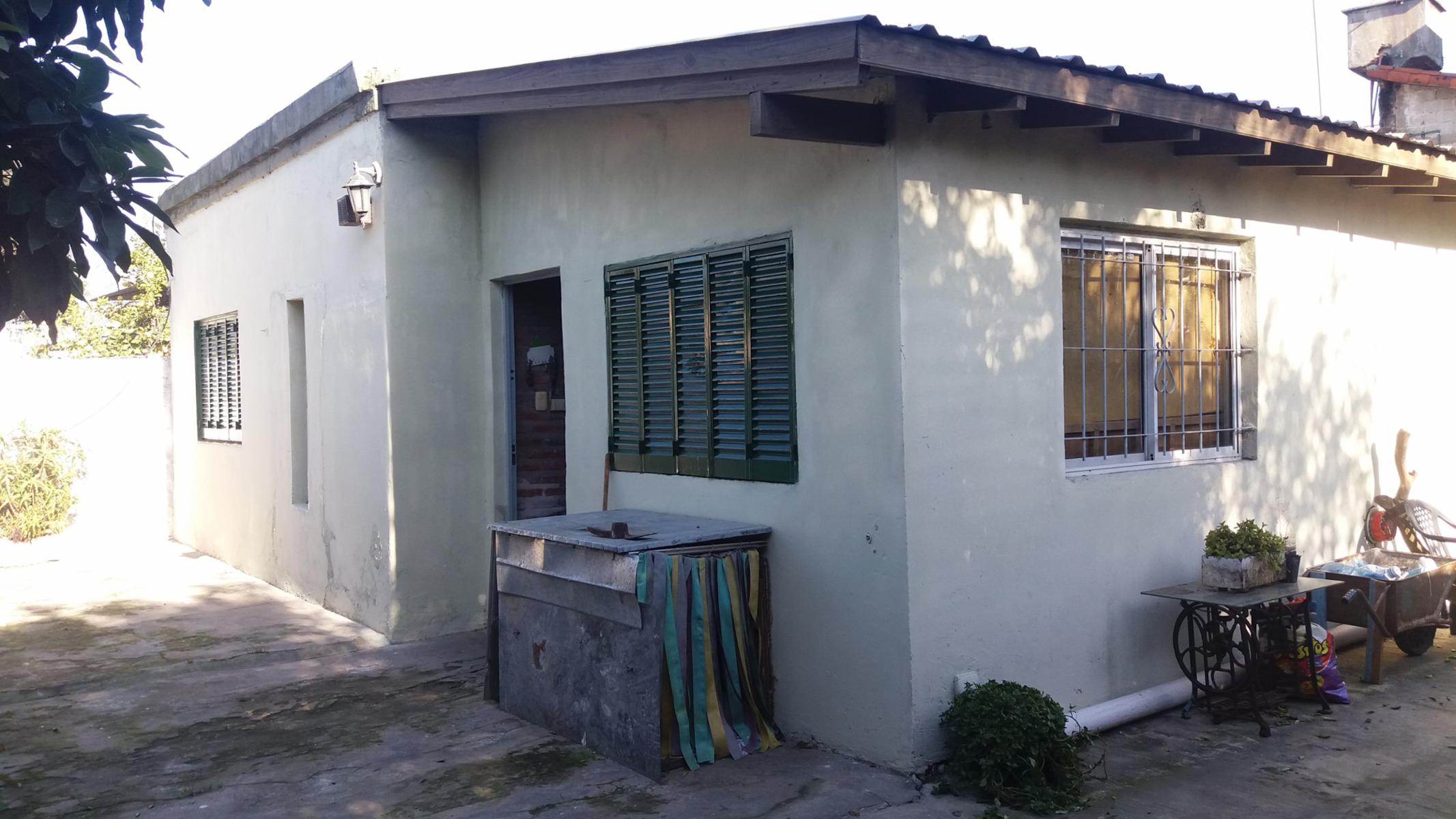 Venta Casa PH de 3 Amb. c/ patio, jardín y entrada de autos pasante.