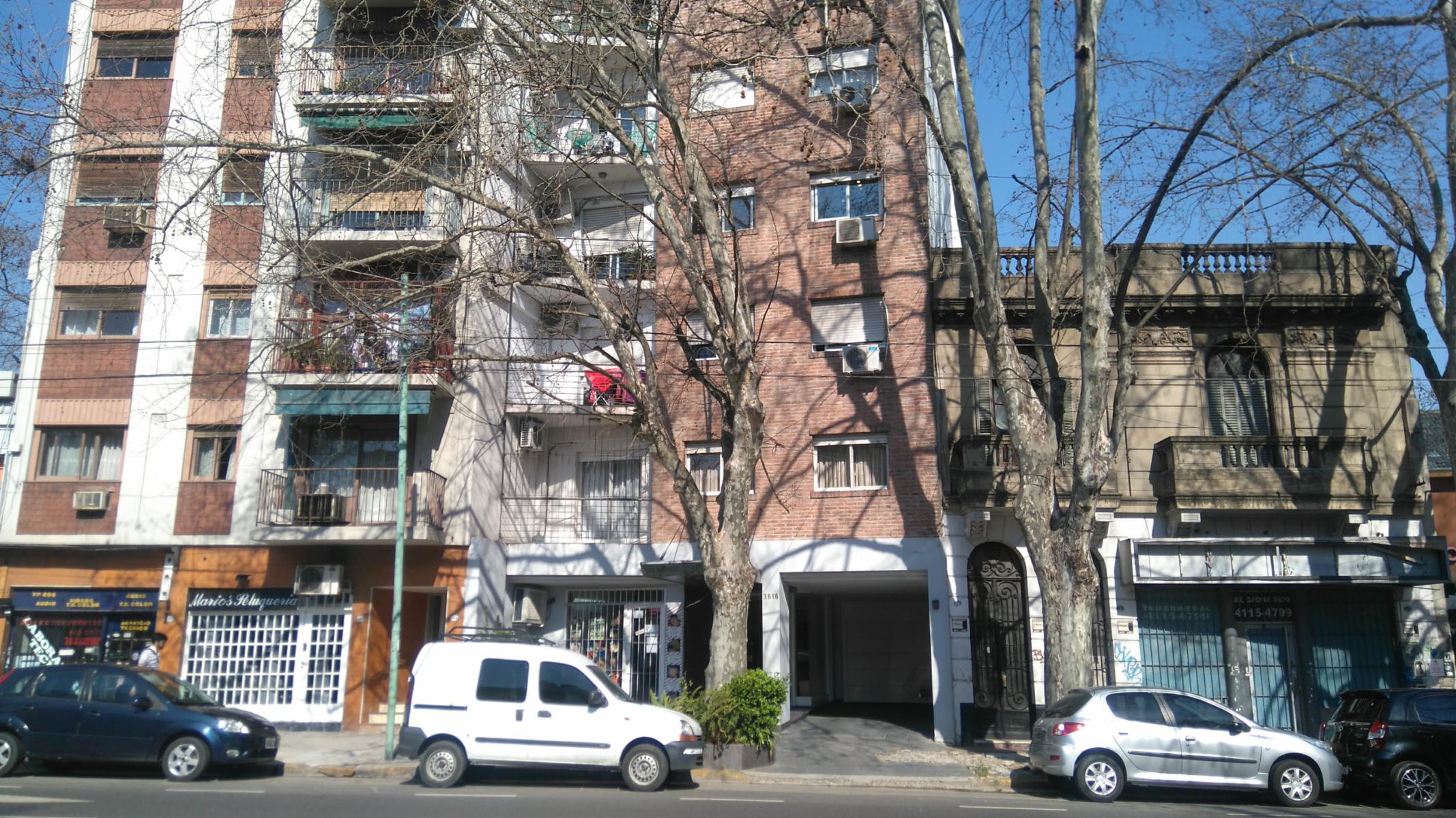 Venta Departamento de 3 ambientes con terraza en Flores.