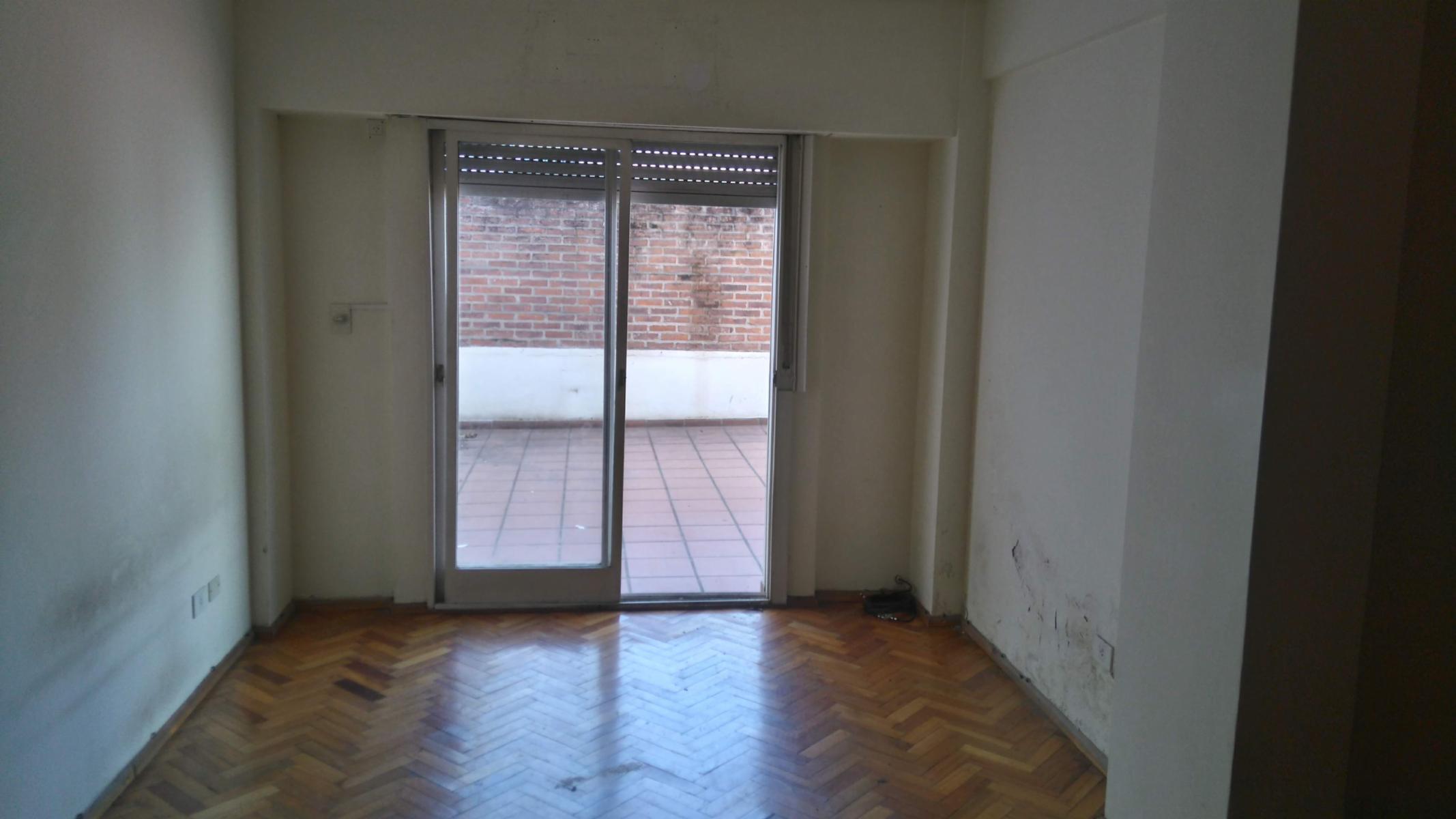 Venta Departamento de 2 ambientes con patio y dos cocheras cubiertas en Flores. — foto 4