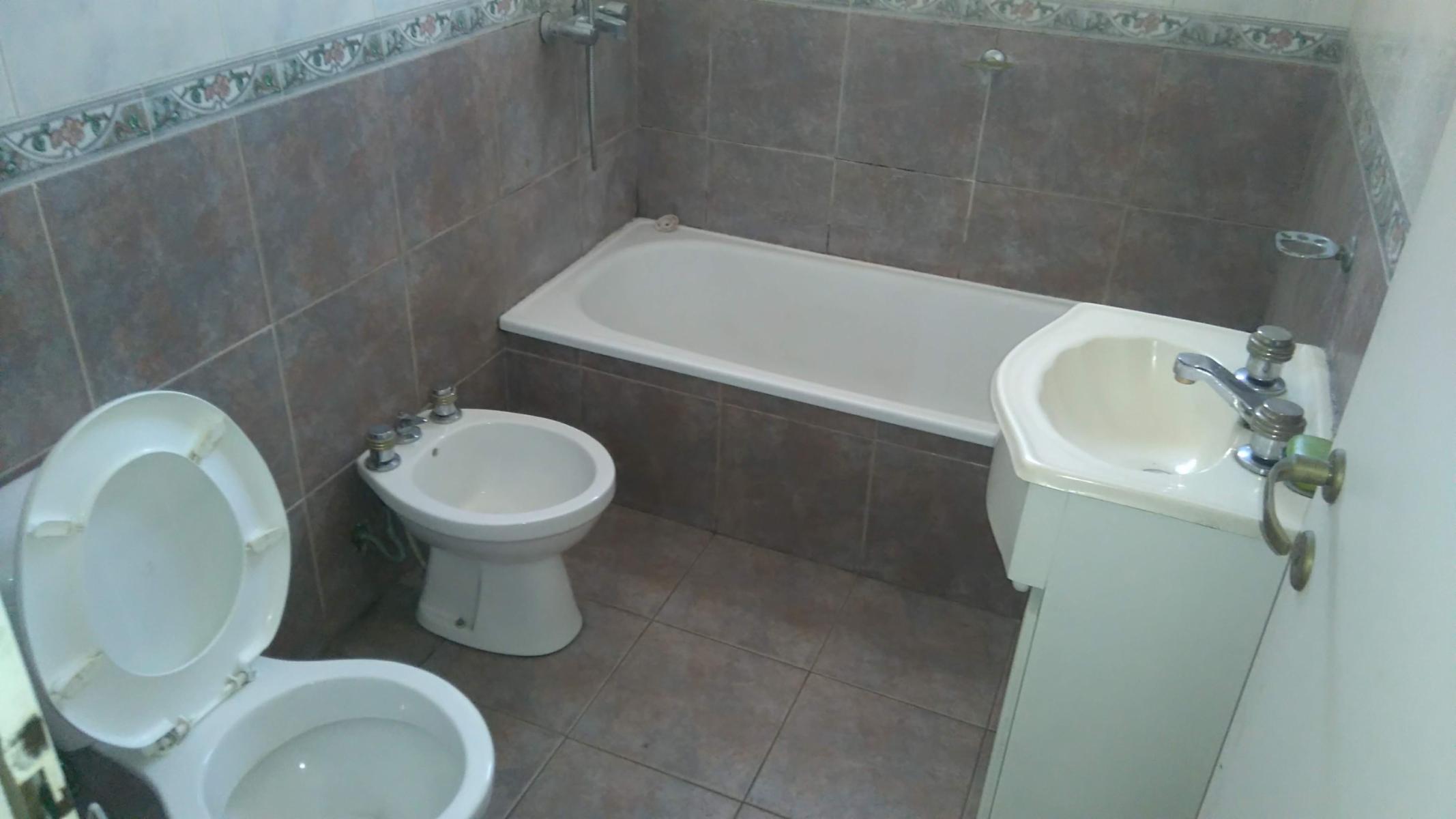 Venta Departamento de 2 ambientes con patio y dos cocheras cubiertas en Flores. — foto 8