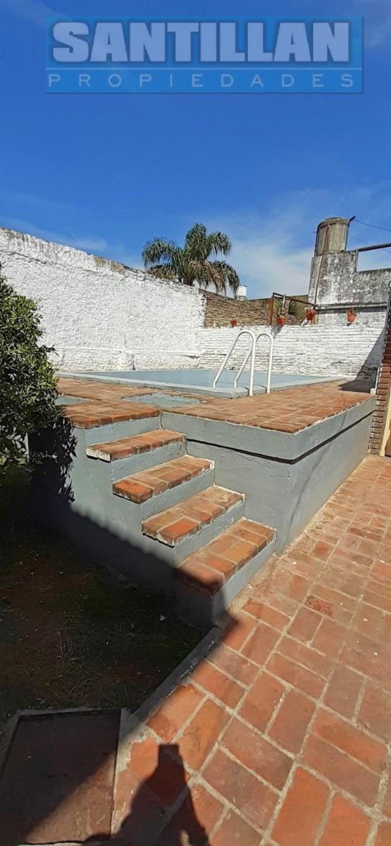 EXCELENTE PROPIEDAD. DOS CASAS, COCHERA Y PISCINA. LOTE PROPIO — foto 3