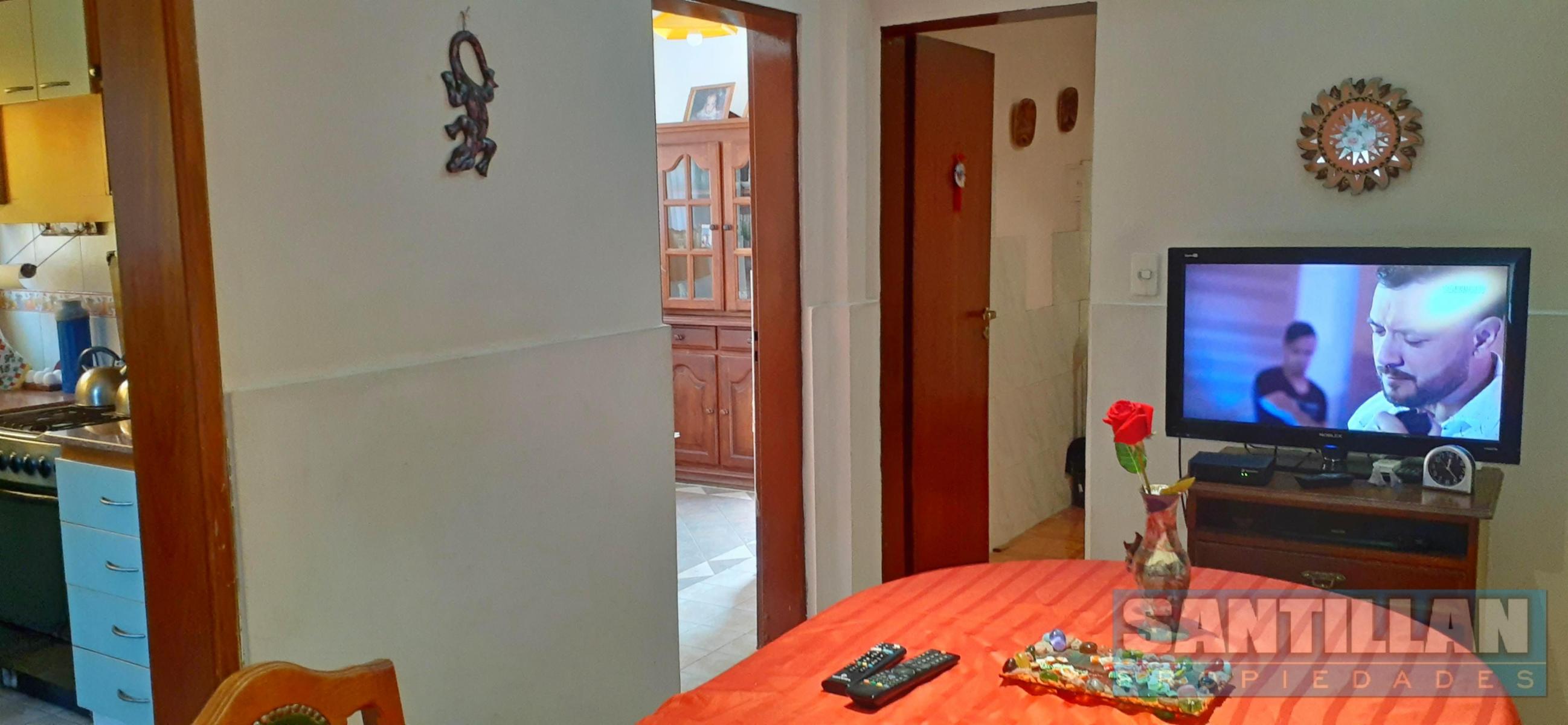 EXCELENTE PROPIEDAD. DOS CASAS, COCHERA Y PISCINA. LOTE PROPIO — foto 4