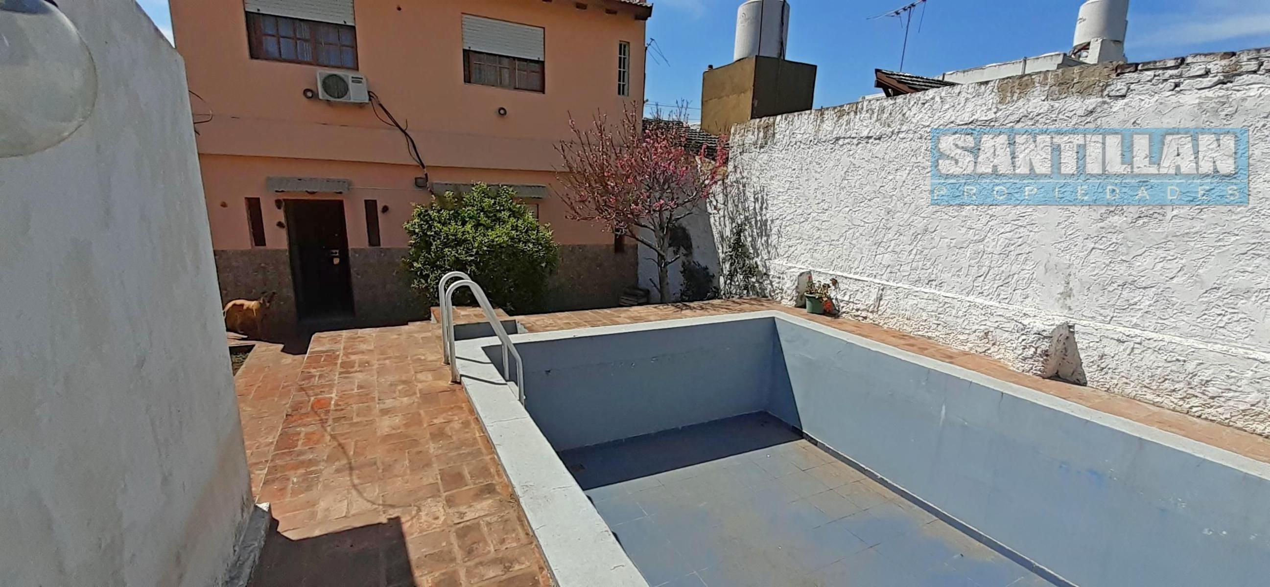 EXCELENTE PROPIEDAD. DOS CASAS, COCHERA Y PISCINA. LOTE PROPIO — foto 5