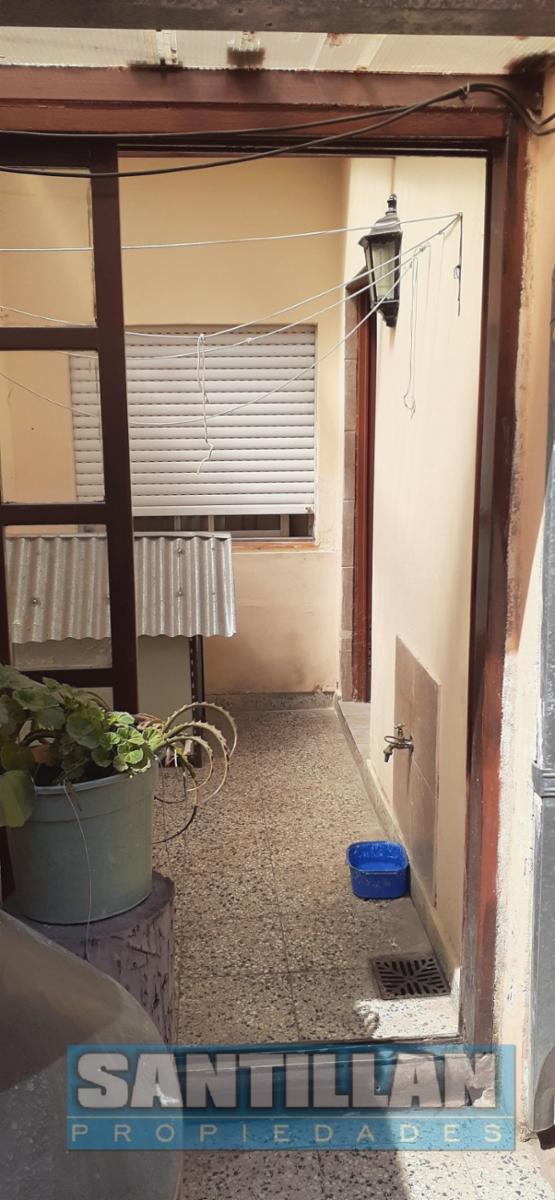 EXCELENTE PROPIEDAD. DOS CASAS, COCHERA Y PISCINA. LOTE PROPIO — foto 6