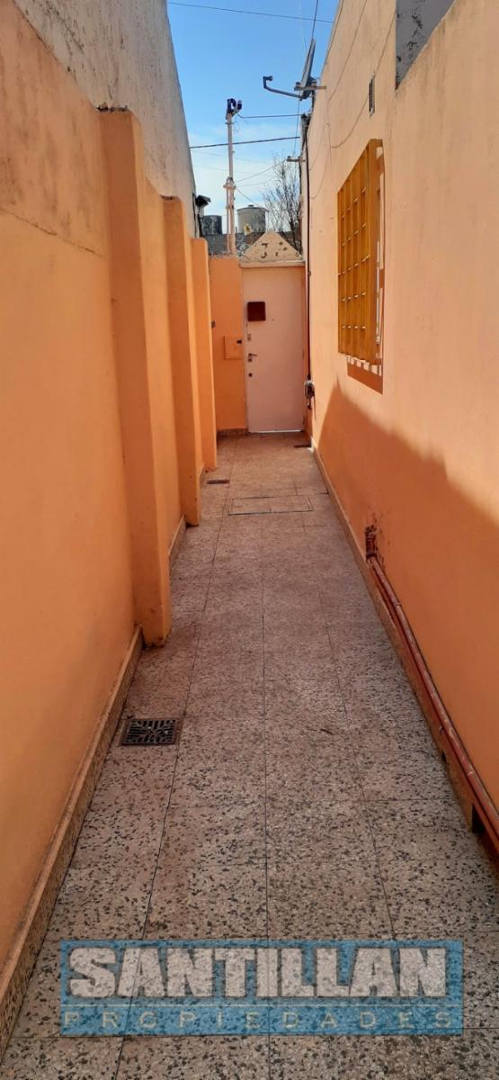 EXCELENTE PROPIEDAD. DOS CASAS, COCHERA Y PISCINA. LOTE PROPIO — foto 8