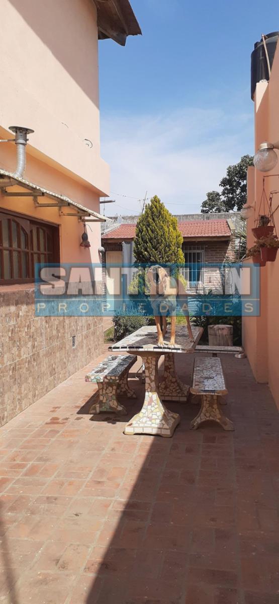 EXCELENTE PROPIEDAD. DOS CASAS, COCHERA Y PISCINA. LOTE PROPIO — foto 9