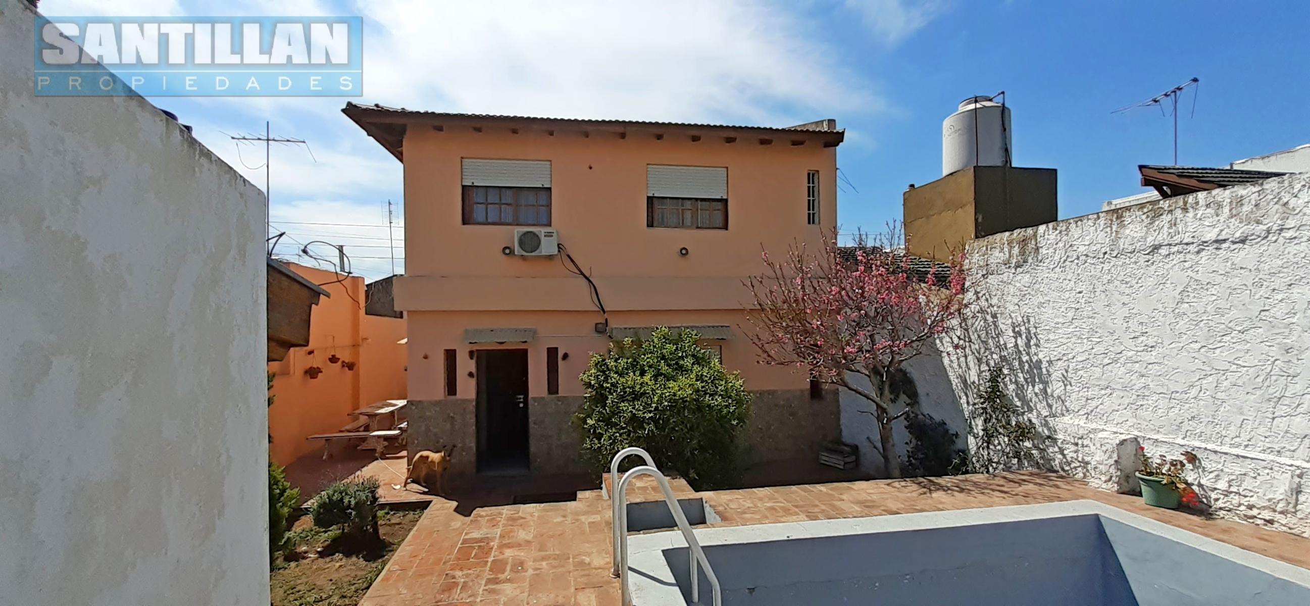 EXCELENTE PROPIEDAD. DOS CASAS, COCHERA Y PISCINA. LOTE PROPIO — foto 10