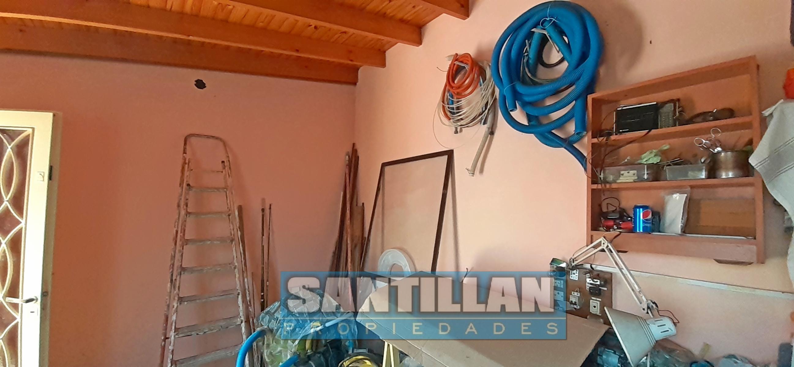 EXCELENTE PROPIEDAD. DOS CASAS, COCHERA Y PISCINA. LOTE PROPIO — foto 11
