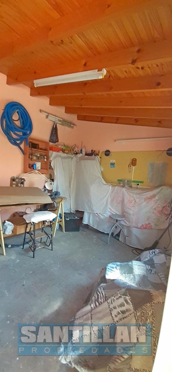 EXCELENTE PROPIEDAD. DOS CASAS, COCHERA Y PISCINA. LOTE PROPIO — foto 12