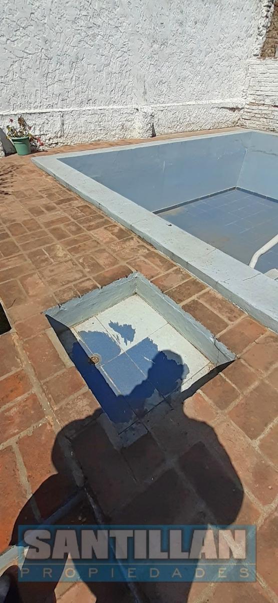 EXCELENTE PROPIEDAD. DOS CASAS, COCHERA Y PISCINA. LOTE PROPIO — foto 14