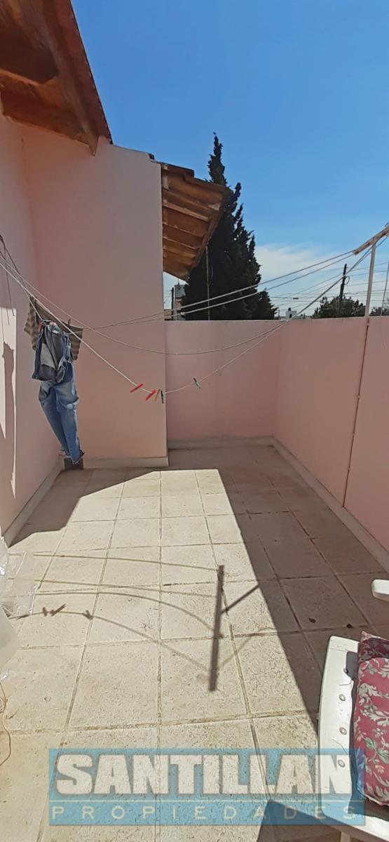 EXCELENTE PROPIEDAD. DOS CASAS, COCHERA Y PISCINA. LOTE PROPIO — foto 15