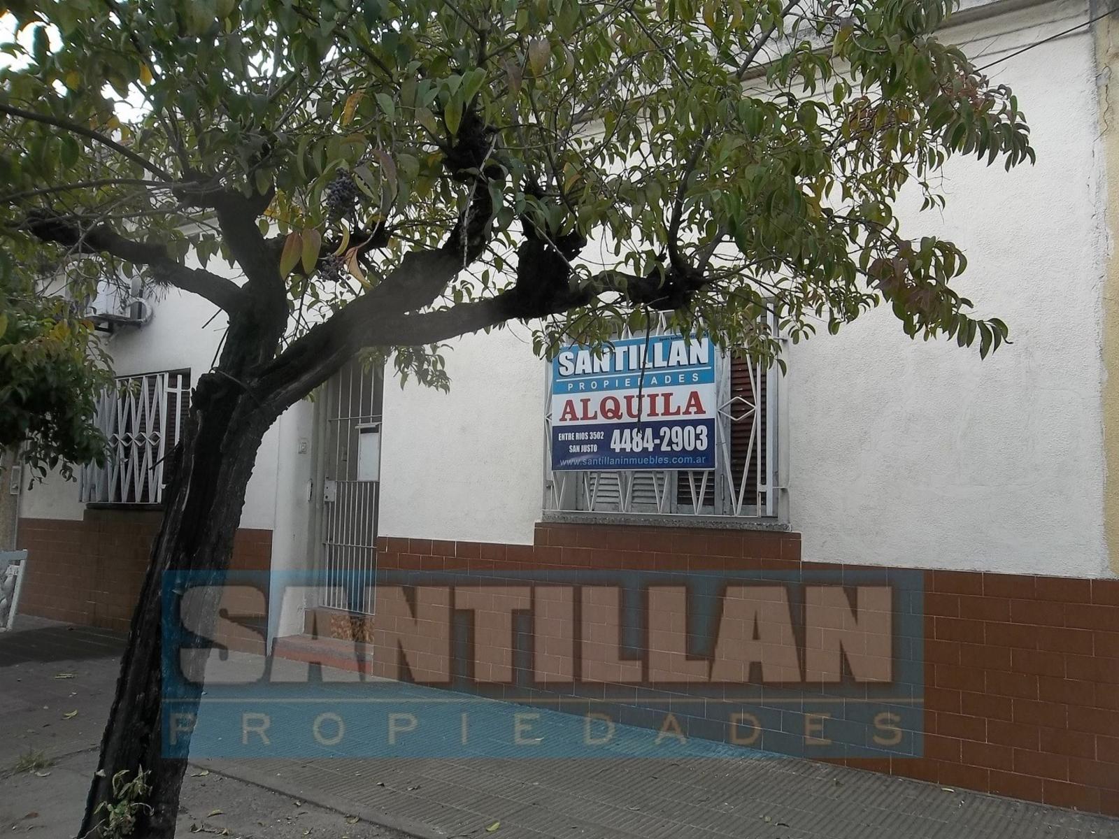 Casa 4 ambientes con garage cubierto y patio