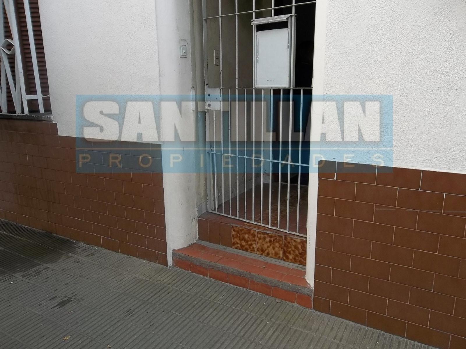 Casa 4 ambientes con garage cubierto y patio — foto 2