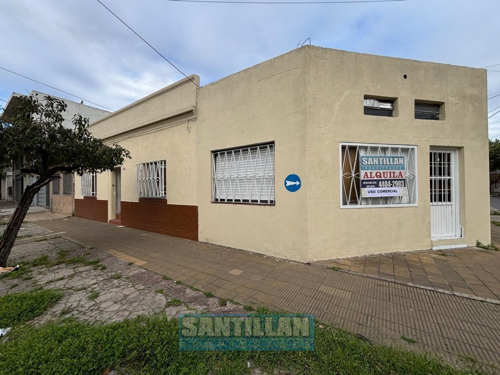 Casa 4 ambientes con garaje cubierto y patio. San Justo. Uso comercial. - 1
