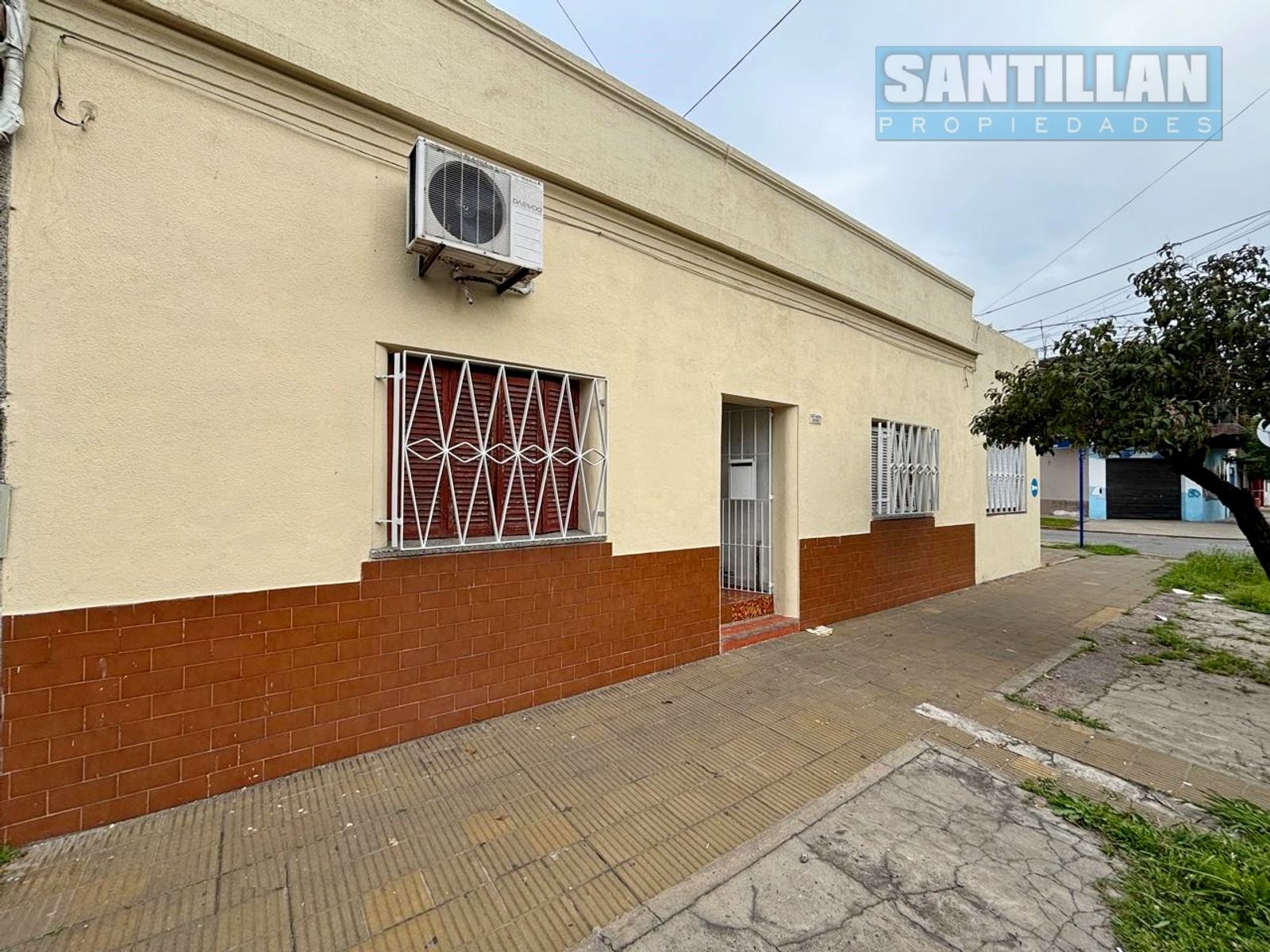 Casa 4 ambientes con garaje cubierto y patio. San Justo. Uso comercial. - 2