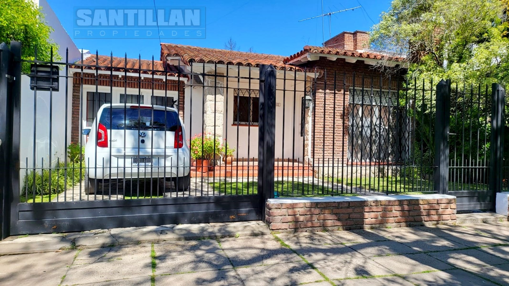 HERMOSA CASA DE 4 AMBIENTES CON COCHERA, QUINCHO Y PILETA. MERLO NORTE. - 1