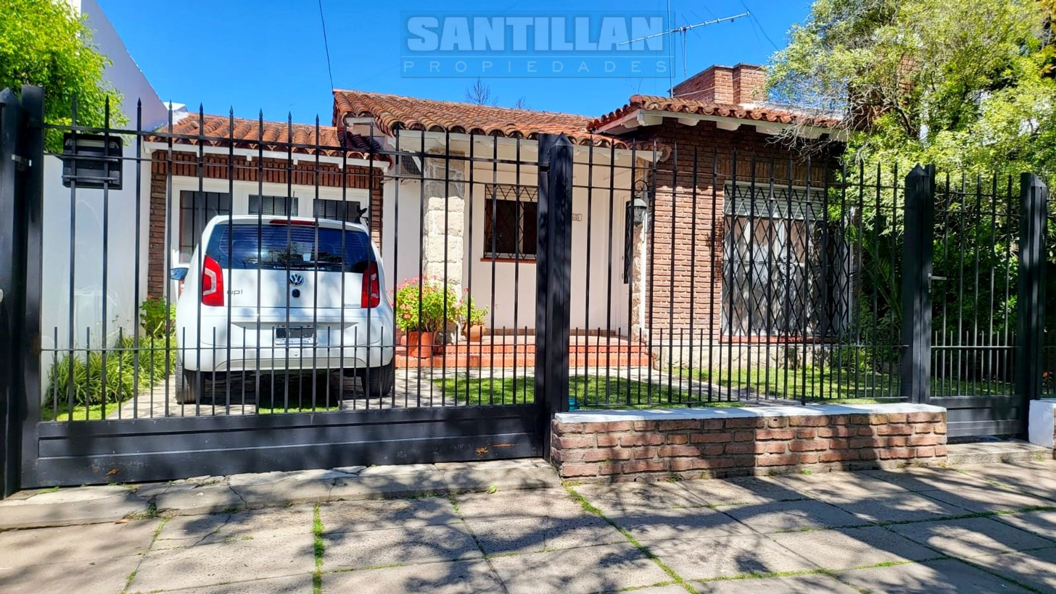 HERMOSA CASA DE 4 AMBIENTES CON COCHERA, QUINCHO Y PILETA. MERLO NORTE. — foto 3