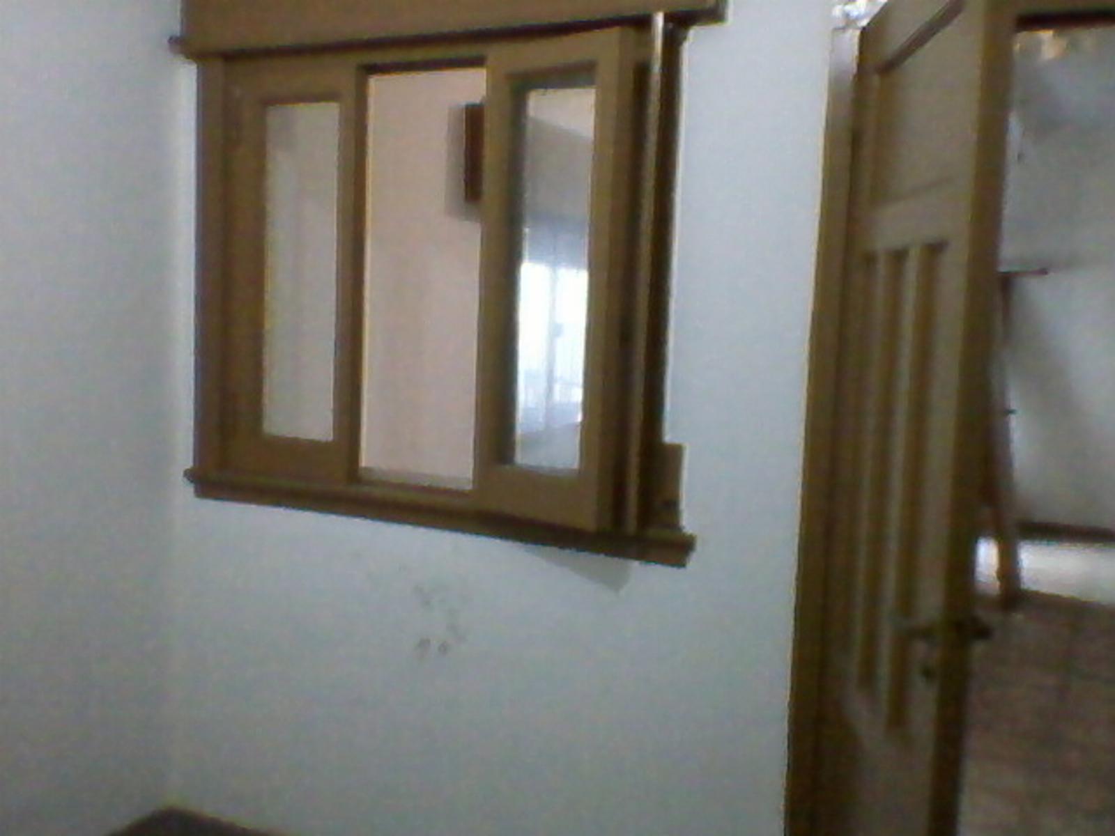 Casa sobre lote 10 x 20 Mts y local la calle. 4 AMB. — foto 2