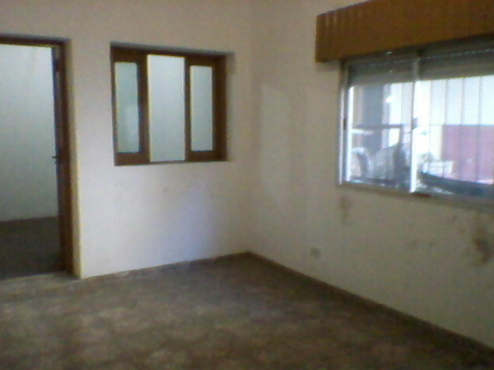 Casa sobre lote 10 x 20 Mts y local la calle. 4 AMB. — foto 12