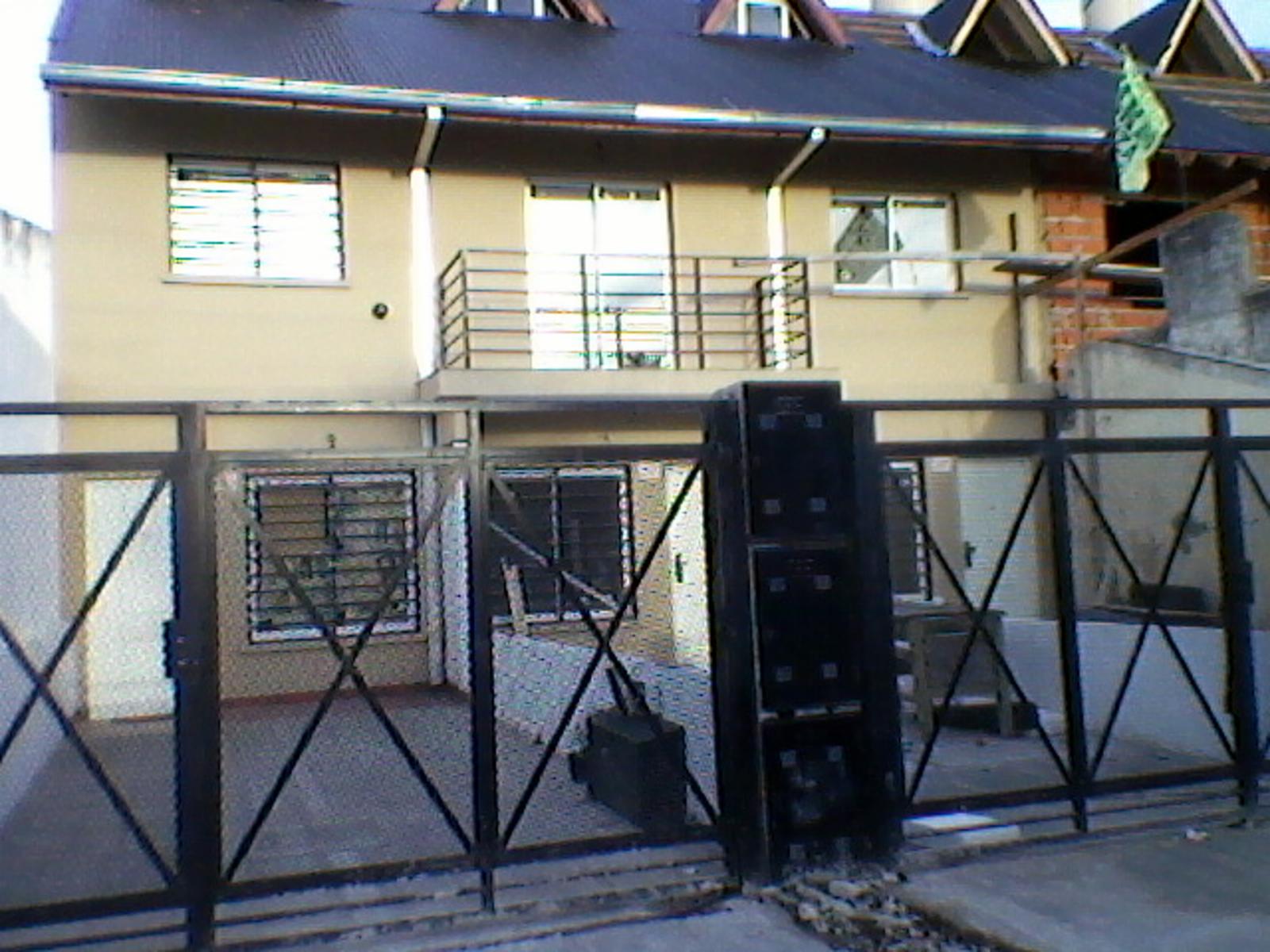 Triplex con cochera p/ dos autos