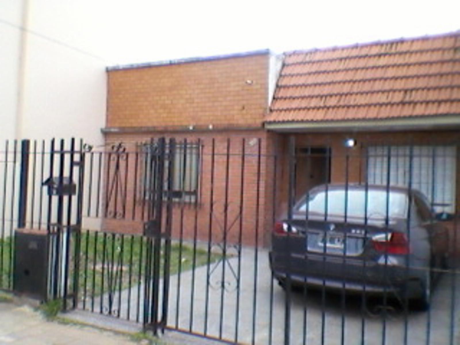 Chalet 3 Ambientes sobre lote de 8,66 x 25 mts con Patio y Cochera - Zona Ciudadela