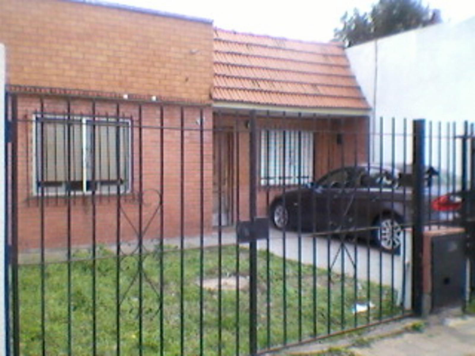 Chalet 3 Ambientes sobre lote de 8,66 x 25 mts con Patio y Cochera - Zona Ciudadela — foto 2