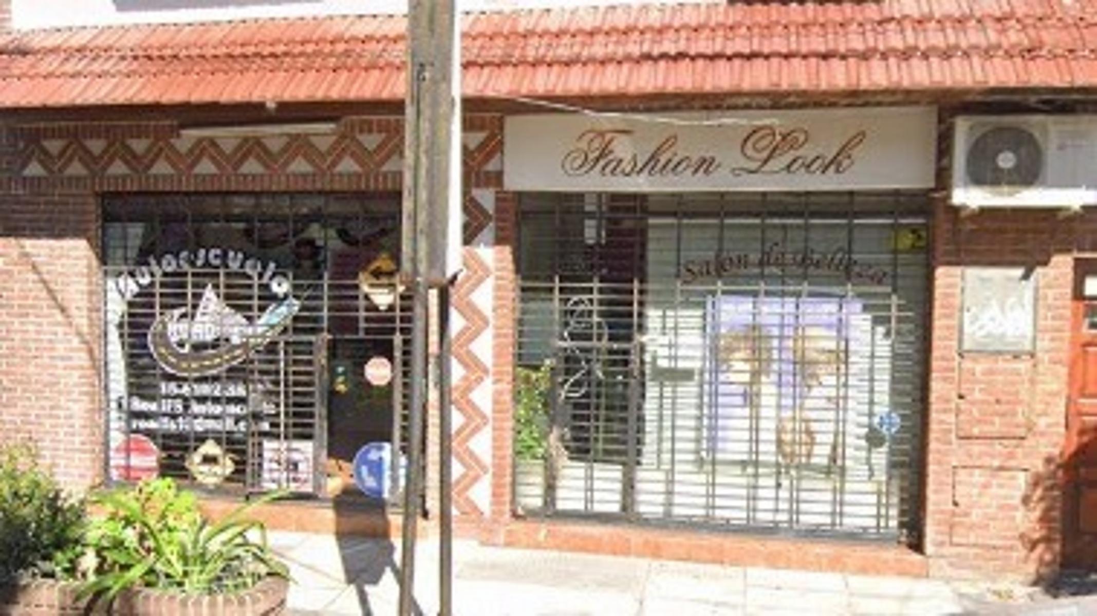 2 LOCALES COMERCIAL AL FRENTE