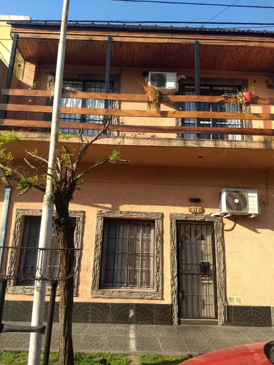 Venta Duplex Luzuriaga al Frente Tres Ambientes con Patio