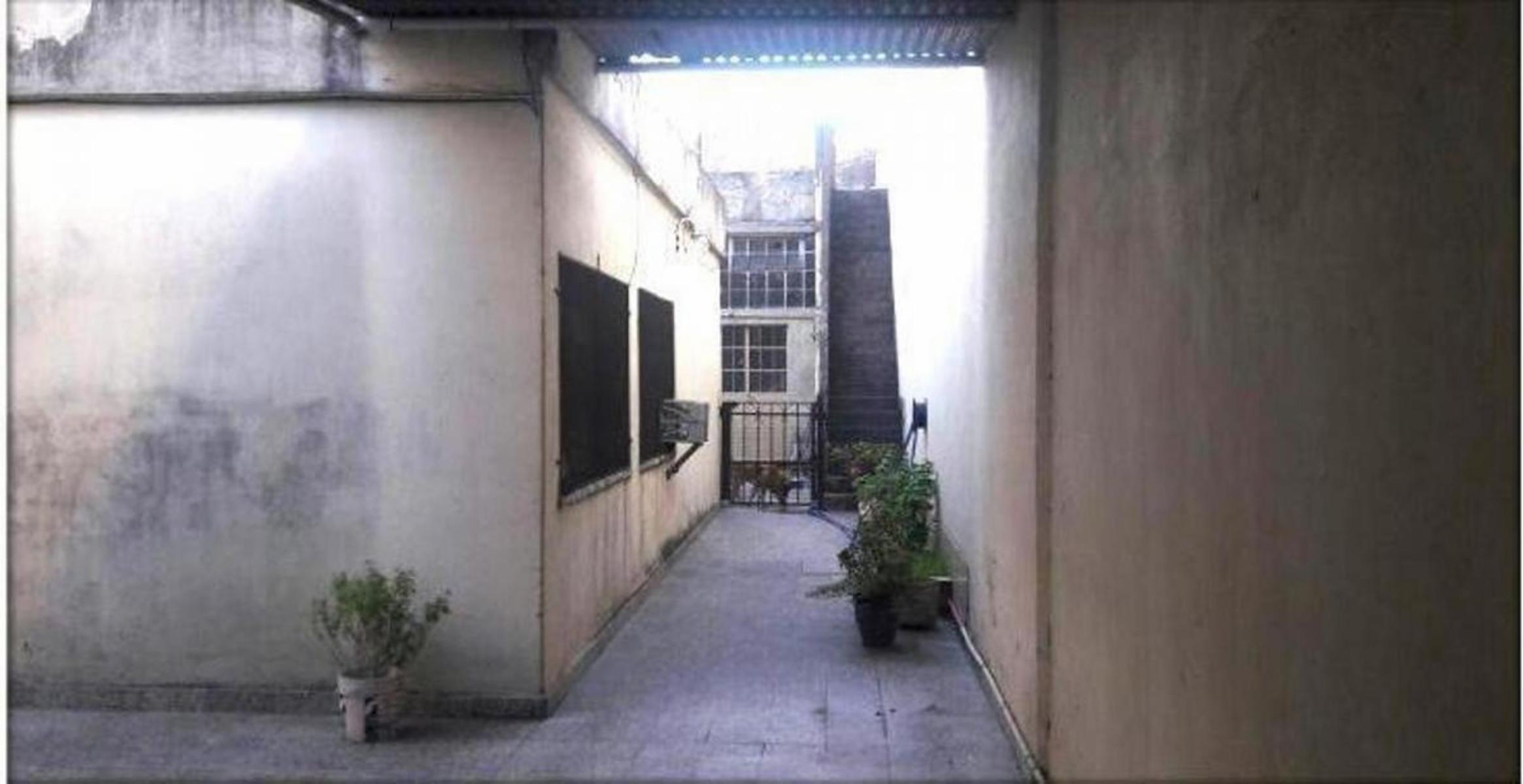 CASA 4 AMBIENTES CON DOS LOCALES A LA CALLE Y UN TALLER - LOMAS DE MIRADOR — foto 9