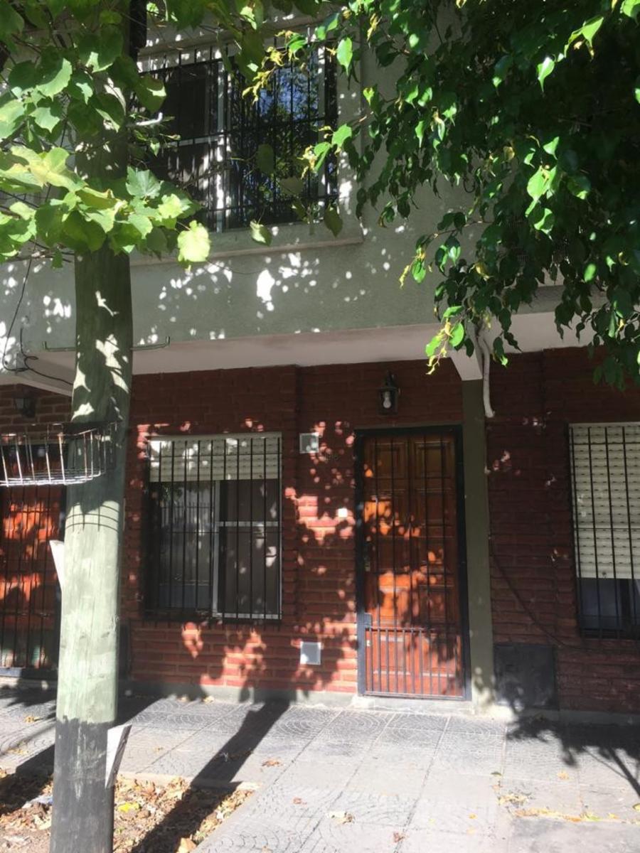 EXCELENTE DUPLEX 3 AMBIENTES EN DOS PLANTAS CON PATIO TECHADO - ZONA VILLA LUZURIAGA — foto 2