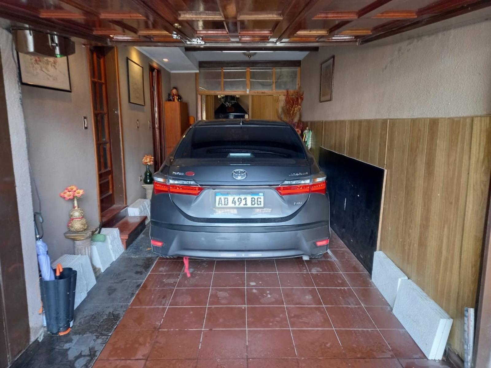 CHALET 8 AMBIENTES CON PILETA, JARDIN Y COCHERAS - MORON — foto 3